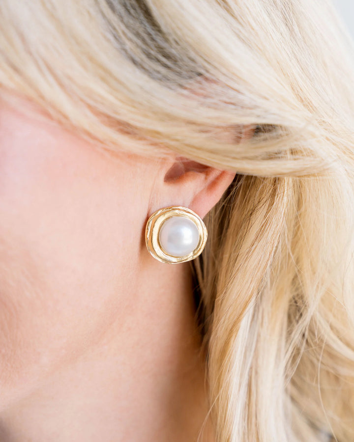 Susan Shaw Classic Pearl Cab Studs - Gold