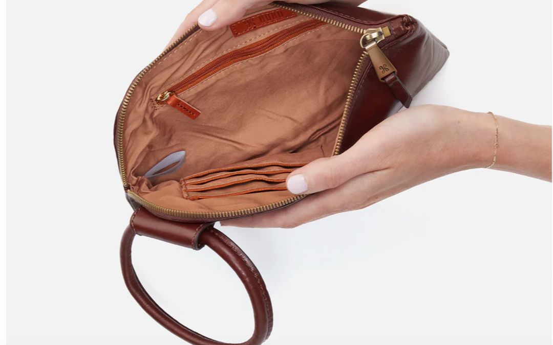 Hobo Sable Wristlet - Chocolate