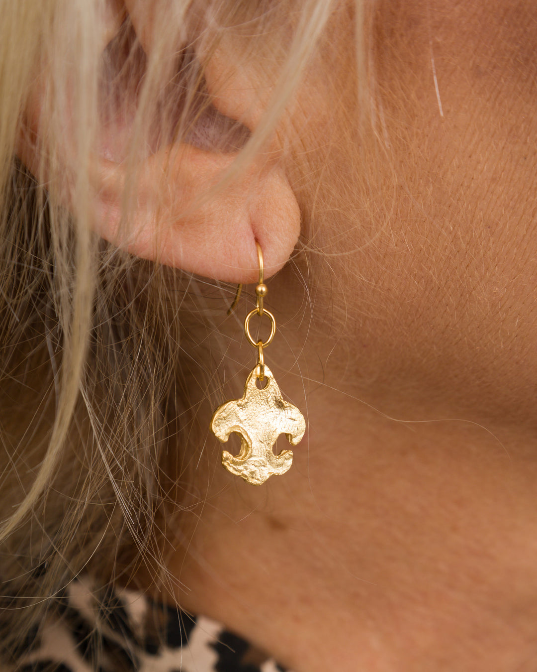 Susan Shaw Small Fleur-de-lis Earrings - Gold